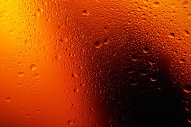 Pencere camında su damlaları ve buharlaşma. Soyut arkaplan niglt Işık.