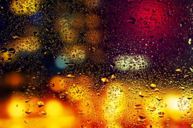 Pencere camında su damlaları ve buharlaşma. Soyut arkaplan niglt Işık.