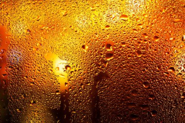 Pencere camında su damlaları ve buharlaşma. Soyut arkaplan niglt Işık.