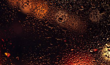 Şeffaf cam pencere üzerinde yoğunlaşma. Su damlaları. Yağmur. Arka plan doku.