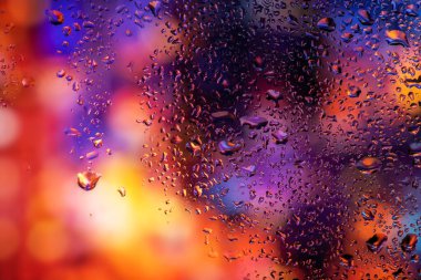 Şeffaf cam pencere üzerinde yoğunlaşma. Su damlaları. Yağmur. Arka plan doku.