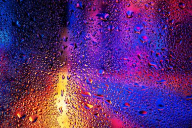 Şeffaf cam pencere üzerinde yoğunlaşma. Su damlaları. Yağmur. Arka plan doku.