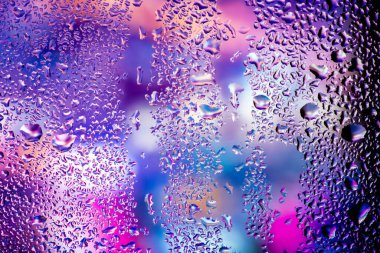 Şeffaf cam pencere üzerinde yoğunlaşma. Su damlaları. Yağmur. Arka plan doku.