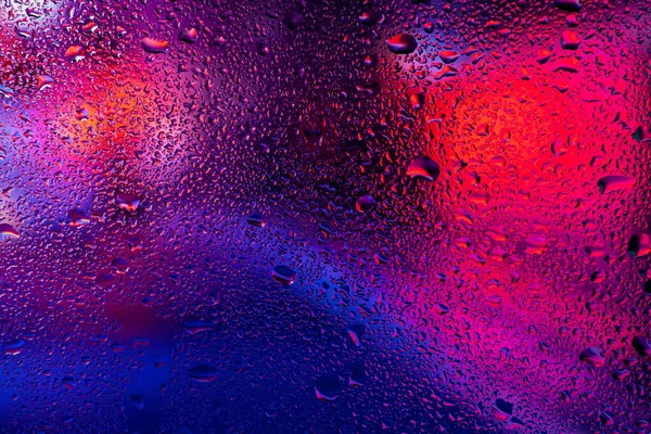 Terli camda bir damla yoğuşma var. Arka planda soğuk sisli cam gece ışıkları.