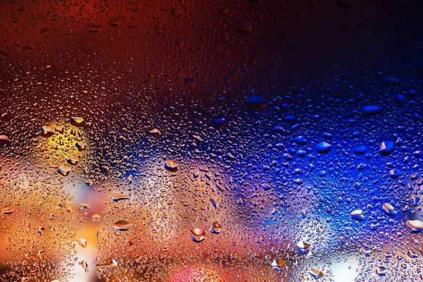 Pencere camında su damlaları ve buharlaşma. Soyut arkaplan niglt Işık.