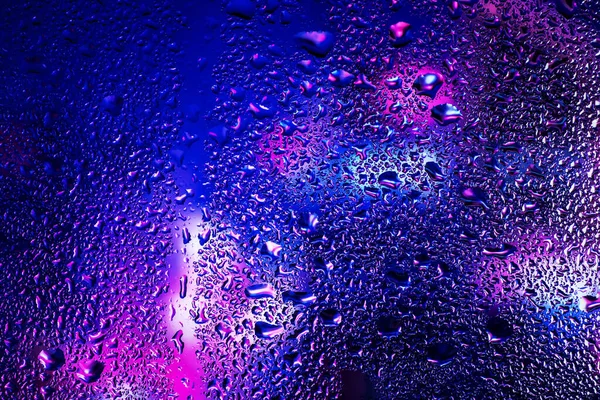 Gotas Chuva Condensação Vidro Janela Contra Fundo Luz Néon — Fotografia de Stock