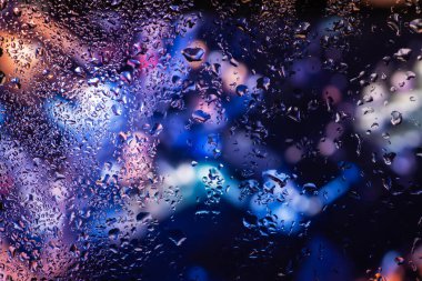 Şeffaf cam pencere üzerinde yoğunlaşma. Su damlaları. Yağmur. Arka plan doku.