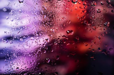 Şeffaf cam pencere üzerinde yoğunlaşma. Su damlaları. Yağmur. Arka plan doku.