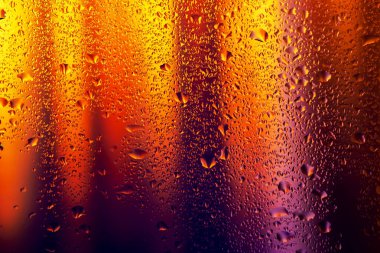 Pencere camında su damlaları ve buharlaşma. Soyut arkaplan niglt Işık.