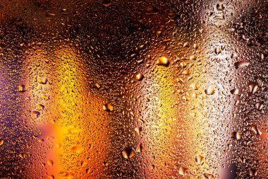 Pencere camında su damlaları ve buharlaşma. Soyut arkaplan niglt Işık.