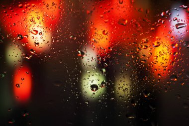 Pencere camında su damlaları ve buharlaşma. Soyut arkaplan niglt Işık.