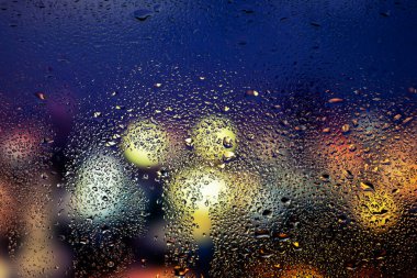 Şeffaf cam pencere üzerinde yoğunlaşma. Su damlaları. Yağmur. Arka plan doku.