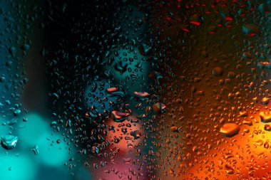 Şeffaf cam pencere üzerinde yoğunlaşma. Su damlaları. Yağmur. Arka plan doku.