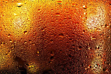 Pencere camında su damlaları ve buharlaşma. Soyut arkaplan niglt Işık.