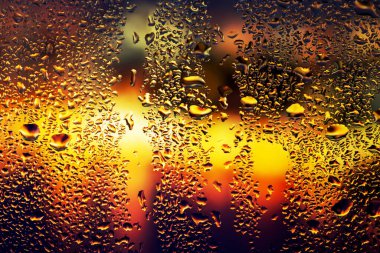 Şeffaf cam pencere üzerinde yoğunlaşma. Su damlaları. Yağmur. Arka plan doku.