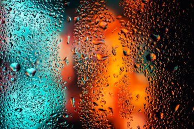 Şeffaf cam pencere üzerinde yoğunlaşma. Su damlaları. Yağmur. Arka plan doku.