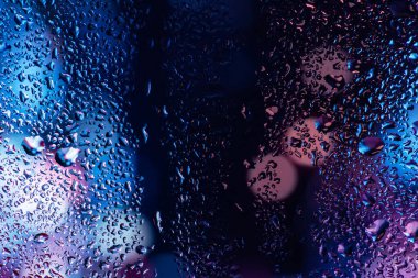 Şeffaf cam pencere üzerinde yoğunlaşma. Su damlaları. Yağmur. Arka plan doku.