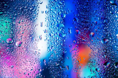 Şeffaf cam pencere üzerinde yoğunlaşma. Su damlaları. Yağmur. Arka plan doku.