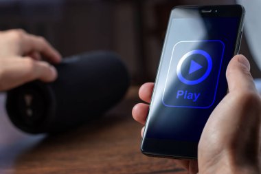 Adam akıllı telefon bluetooth hoparlöründen müziği aç düğmesine bas.