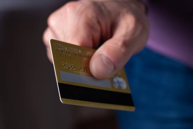 Ödeme için kredi kartı olan bir adam..