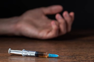 Aşırı dozda uyuşturucu enjekte eden bir adam elinde şırıngayla öldü. Toplumsal felaket ve uyuşturucu bağımlılığı salgını
