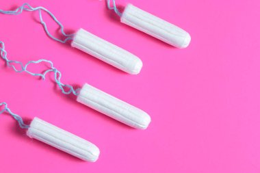 Adet dönemi konsepti. Kadın hijyen koruması. Pembe arkaplanda pamuk tamponlar