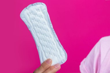 Pembe arka planda el temizliği pedi tutan kız..