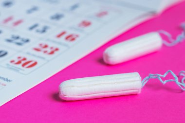 Kadın hijyen koruması, adet takvimi ve temiz pamuk tamponları.