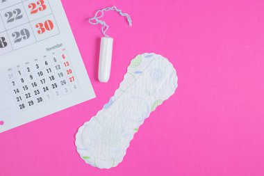 Kadın hijyen koruması, adet takvimi, temiz pamuk tamponlar ve conta.