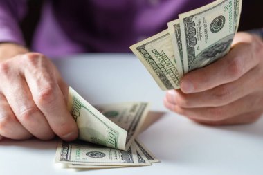 Erkek eli kapalı, bize dolar sayıyor. Finansal iş kavramı