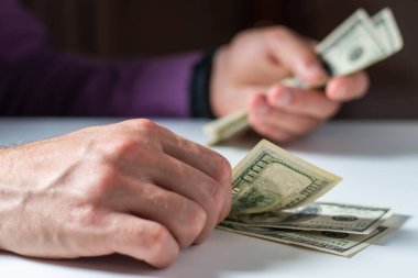 Erkek eli kapalı, bize dolar sayıyor. Finansal iş kavramı