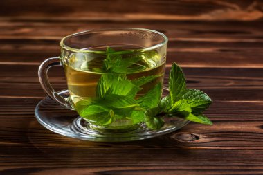 Fincan nane çayı ve nane masanın üzerine bir sürü.