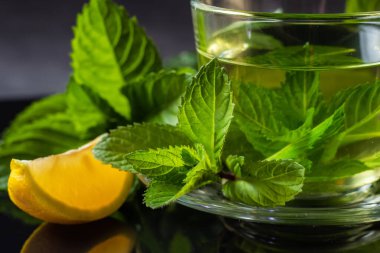 Yakın plan nane çayı, taze nane ve limon yaprağı.