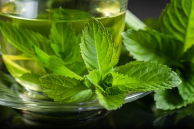 Yakın plan nane çayı ve taze nane yaprağı..