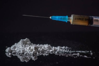 Konsept uyuşturucu bağımlılığı. Uyuşturucu ve Yasadışı Uyuşturucu Kaçakçılığına Karşı Uluslararası Gün. Siyah arka planda uyuşturucu