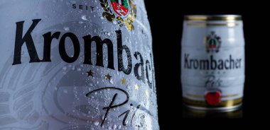 Dnipro Ukrayna - 24 Haziran 2022: Alüminyum kutu krombacher birası ve damla. Krombacher bira markası, Krombacher Brauerei GmbH Co.