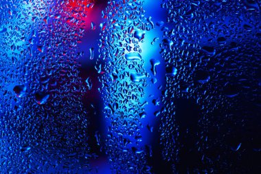 Şeffaf cam pencere üzerinde yoğunlaşma. Su damlaları. Yağmur. Arka plan doku.