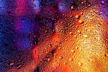 Şeffaf cam pencere üzerinde yoğunlaşma. Su damlaları. Yağmur. Arka plan doku.