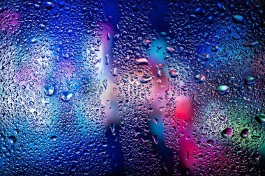 Şeffaf cam pencere üzerinde yoğunlaşma. Su damlaları. Yağmur. Arka plan doku.