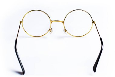 Portreler tasarımı için beyaz arka plan üzerinde izole gözlük.