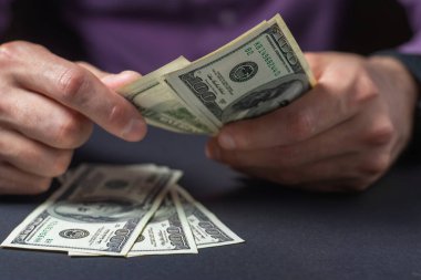 Erkek eli kapalı, bize dolar sayıyor. Finansal iş kavramı