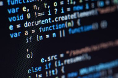 javascript satırları web sitesi uygulaması için bir kütüphaneye kodlanır. İnternet ve web sayfaları için geliştirilmiş bir yazılımda betik dili. Renkli kodlu siyah arkaplan. Javascript komutları