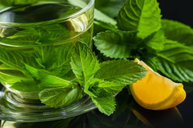 Yakın plan nane çayı, taze nane ve limon yaprağı.