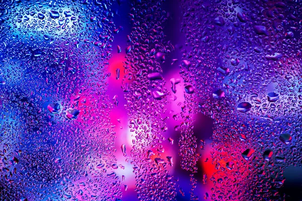 Pencere Camındaki Yağmur Damlaları Yoğunlaşma Neon Işığının Arka Planına Karşı — Stok fotoğraf