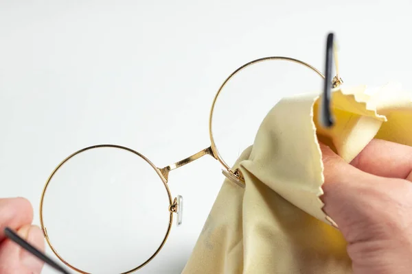 メガネを掃除して 男は眼鏡を布で拭いた 選択的焦点 — ストック写真