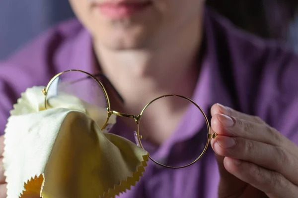 Cleaning Glasses Man Wipes His Glasses Cloth Selective Focus — Stock Photo, Image