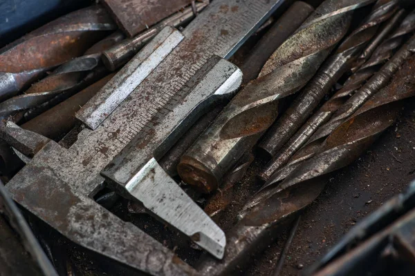 Alte Alte Handwerkzeuge Ein Satz Bohrer Und Alte Bremssättel Auf — Stockfoto