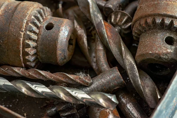 Eski el aletleri - ahşap arka planda matkaplar seti,