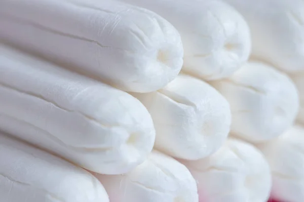 医疗女性卫生棉条关闭 女用卫生洁白卫生棉条 保护手段 红色背景的卫生棉条 — 图库照片