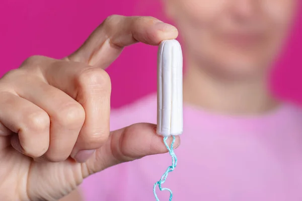 Mulher Jovem Segurando Tampão Menstruação Mão Cãibras Menstruais Femininas Menstruação — Fotografia de Stock
